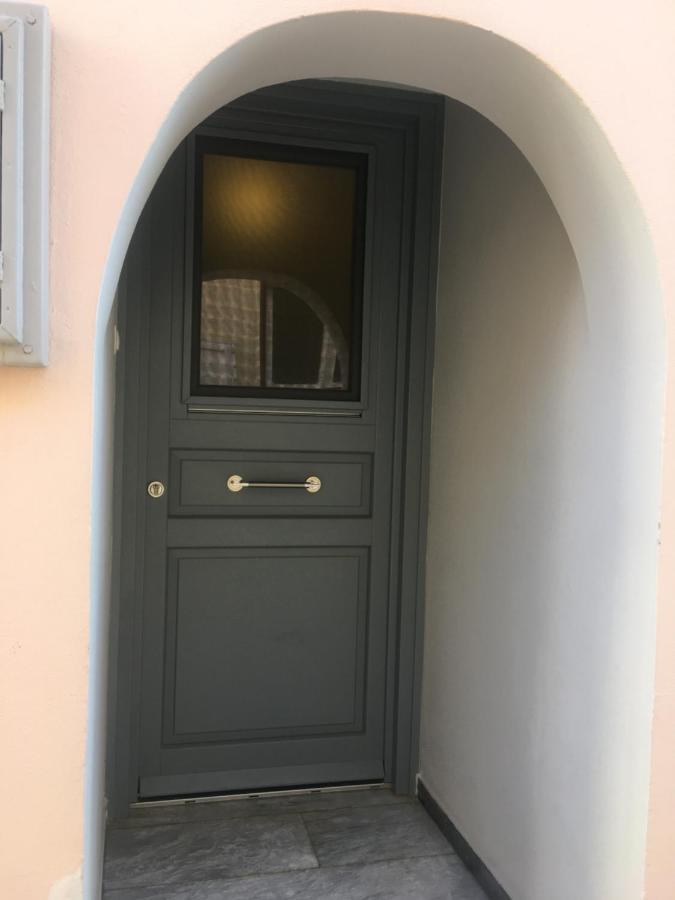 Modern & Comfortable House In The City Center แอร์มูโปลี ภายนอก รูปภาพ
