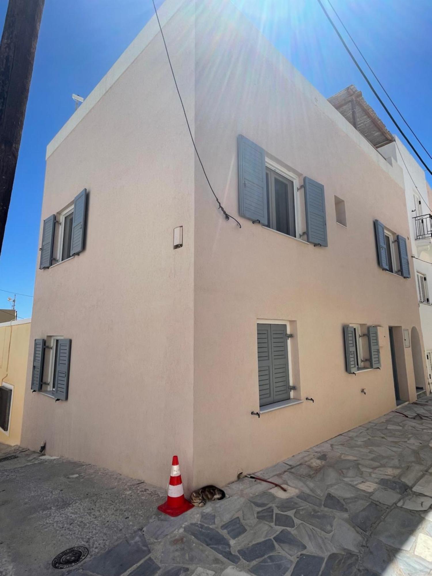 Modern & Comfortable House In The City Center แอร์มูโปลี ภายนอก รูปภาพ