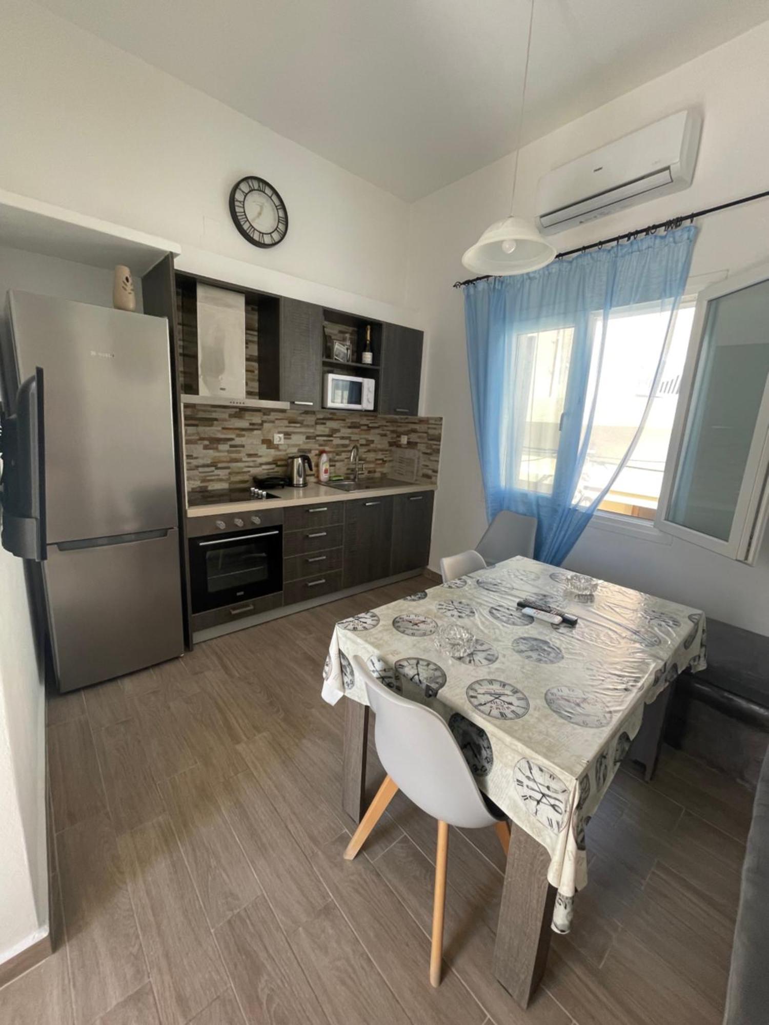 Modern & Comfortable House In The City Center แอร์มูโปลี ภายนอก รูปภาพ